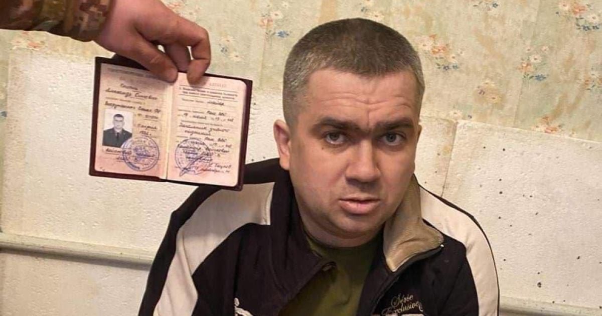 Вдягнений у білизну та шкарпетки ЗСУ: українські військові взяли в полон підполковника окупантів