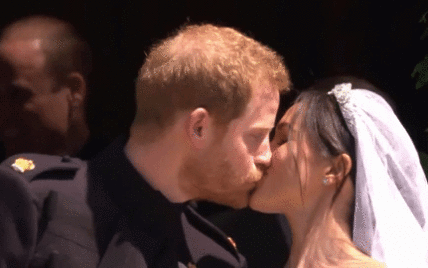 Свадьба Меган и принца Гарри в фото: звездные гости и первый поцелуй молодоженов