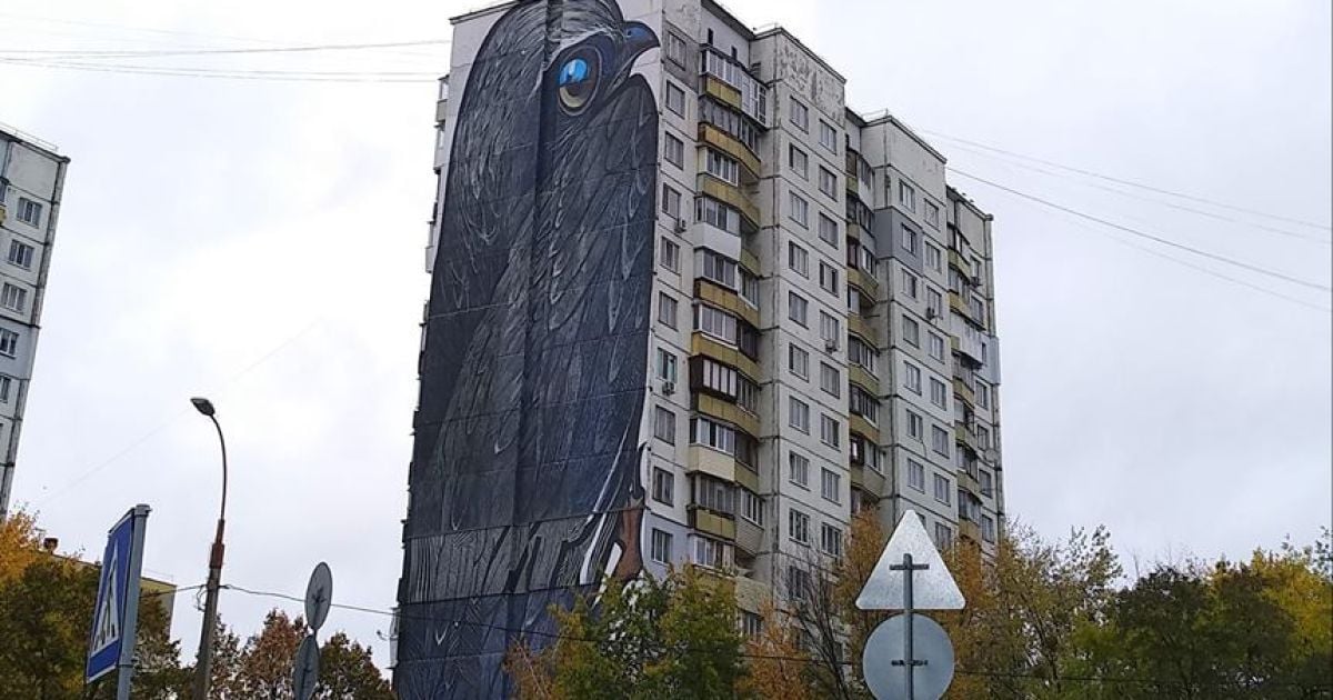 "Теперь все перья на месте". В Киеве восстановили испорченный утеплением мурал