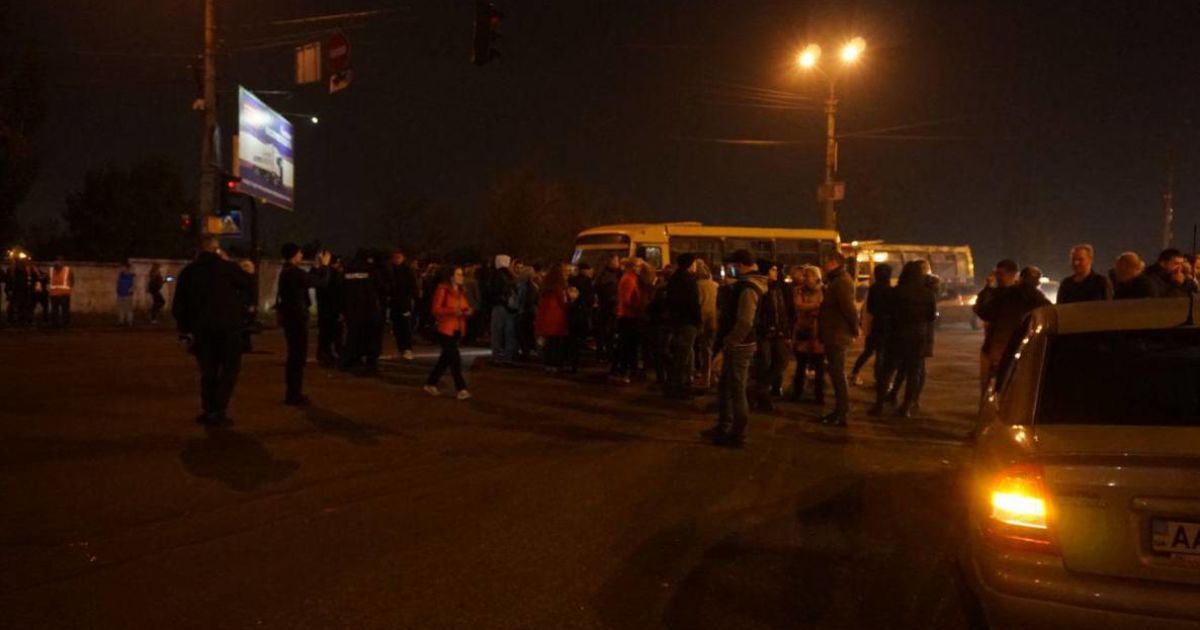 В Киеве возмущенные жители перекрыли дорогу из-за исчезновения света