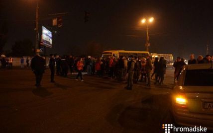 В Киеве возмущенные жители перекрыли дорогу из-за исчезновения света