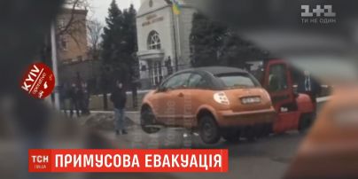 В столице обычный погрузчик поднял и перевез через дорогу авто, которое мешало движению