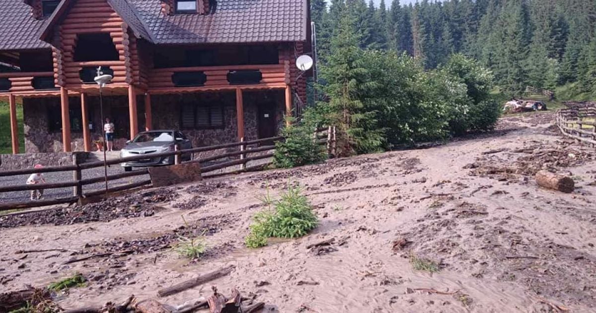 На Закарпатті після зливи зійшов селевий потік, що зносив все на своєму шляху