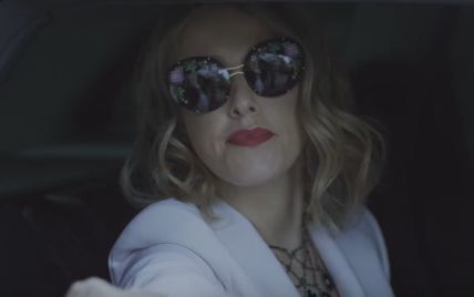 Вагітна Ксенія Собчак знялася у гостросюжетному кліпі "Ленінграда" про власні окуляри
