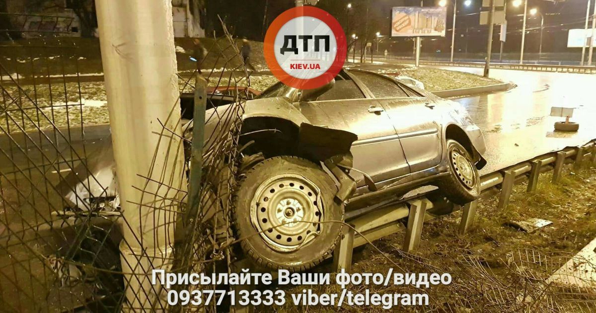 В Киеве водитель снес 30 метров отбойника и скрылся с места ДТП, оставив раненого пассажира