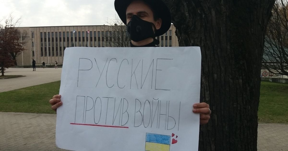 "Вводите санкции!": в Латвии пикетировали посольство РФ из-за агрессии в отношении Украины