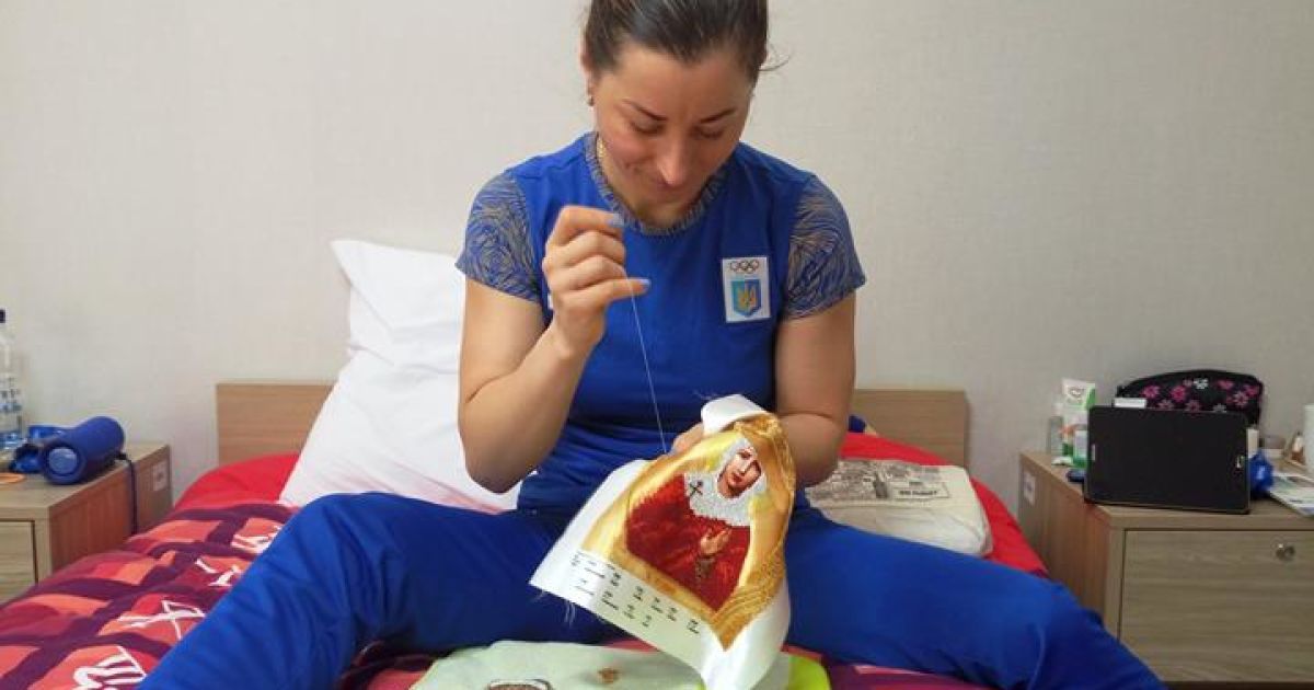 Одна з лідерок збірної України з біатлону вишиває ікони перед виступом на Олімпіаді-2018