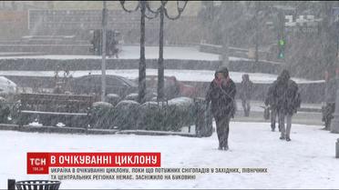 Поліція попереджає водіїв про можливу ожеледицю через потужний циклон зі снігопадами