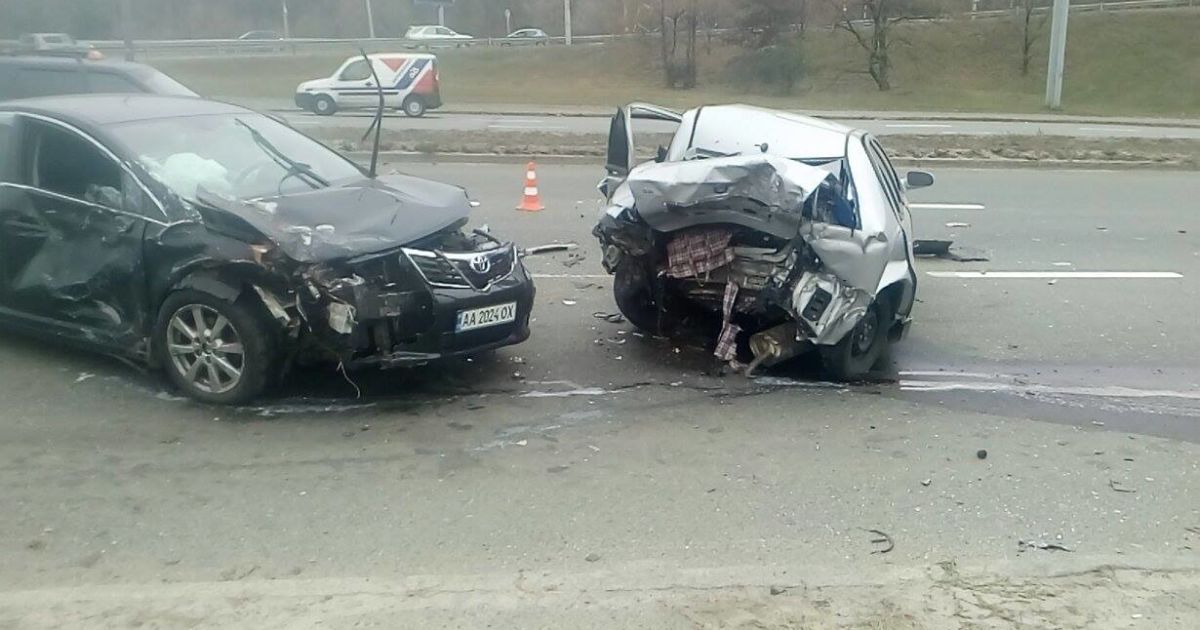 На одній із київських вулиць сталася друга моторошна ДТП за тиждень / © Facebook/Киев автомобильный
