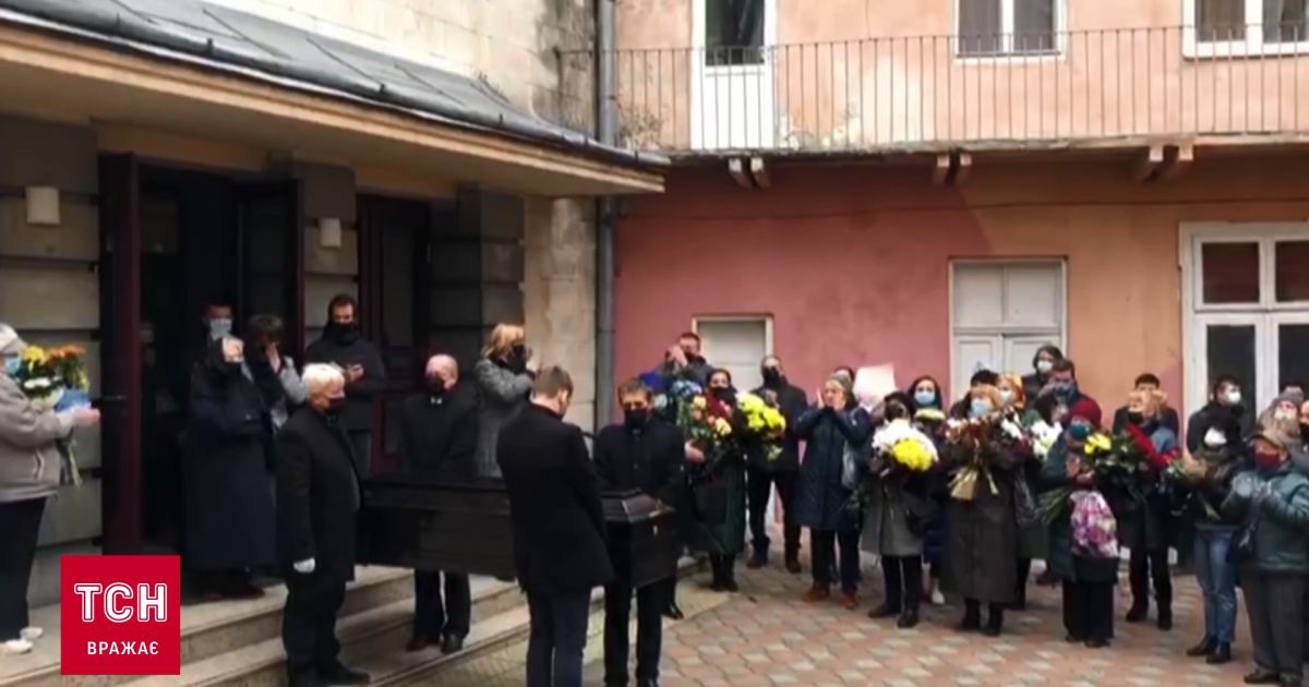 Віктюка провели з львівського театру піснею "The Show Must Go On": з'явилося відео