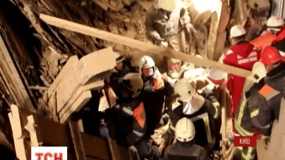 У Києві розбирають завали будинку, де напередодні упало перекриття між поверхами