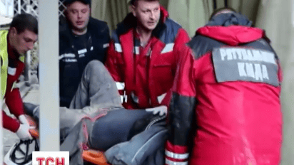 Жизни пятерых строителей, пострадавших во время обрушения дома в Киеве, ничего не угрожает