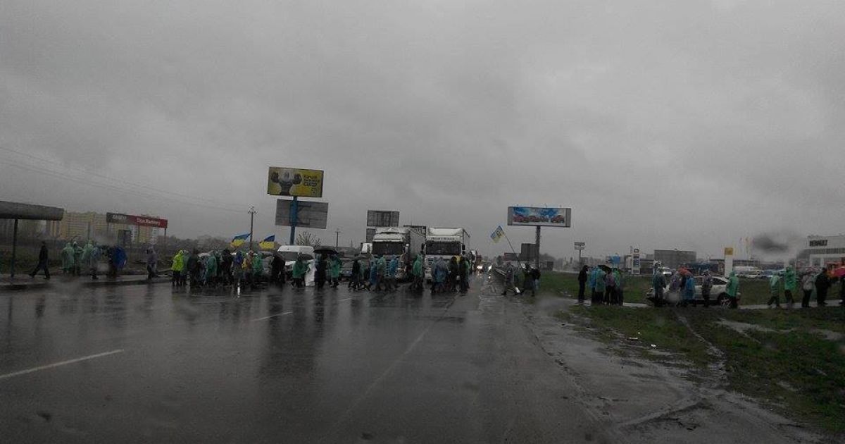 В Киеве активисты перекрыли Кольцевую, образовав километровые пробки