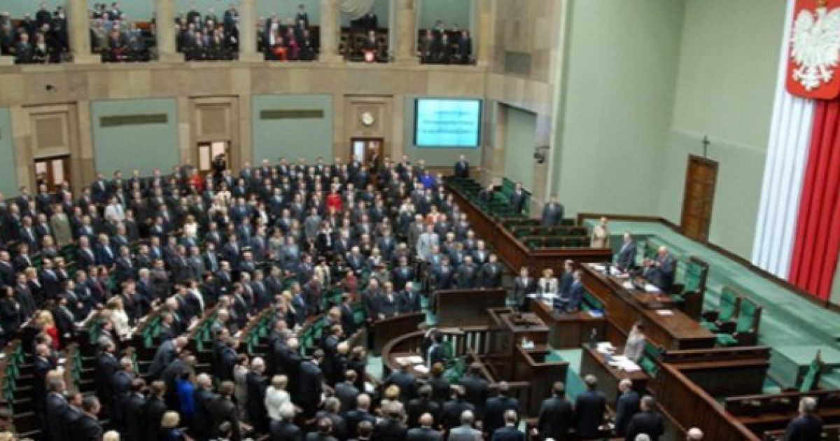 Польского депутата выгнали из партии и грозят прокуратурой за "кнопкодавство"