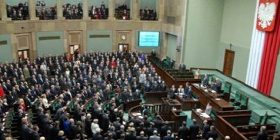Польського депутата вигнали з партії та погрожують прокуратурою за "кнопкодавство"