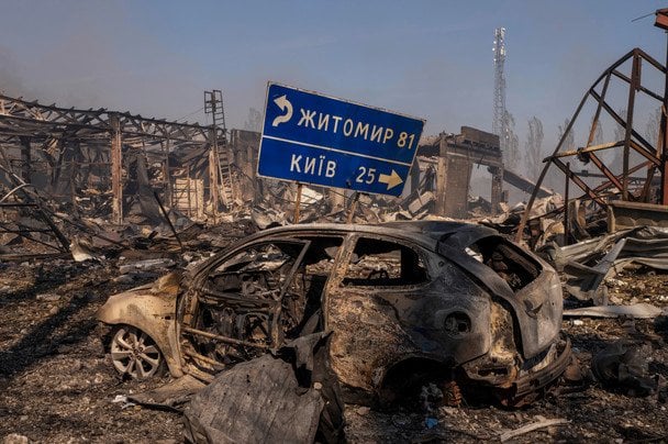 29 серпня. Унаслідок атаки російського БПЛА на територію підприємства в селі Мила Бучанського району Київської області виникла пожежа, після чого почалася масштабна детонація. За останніми даними, десятки загиблих. / © Associated Press