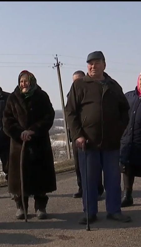 На Дніпропетровщині жителі кількох сіл перекрили дорогу з вимогою автобусного сполучення