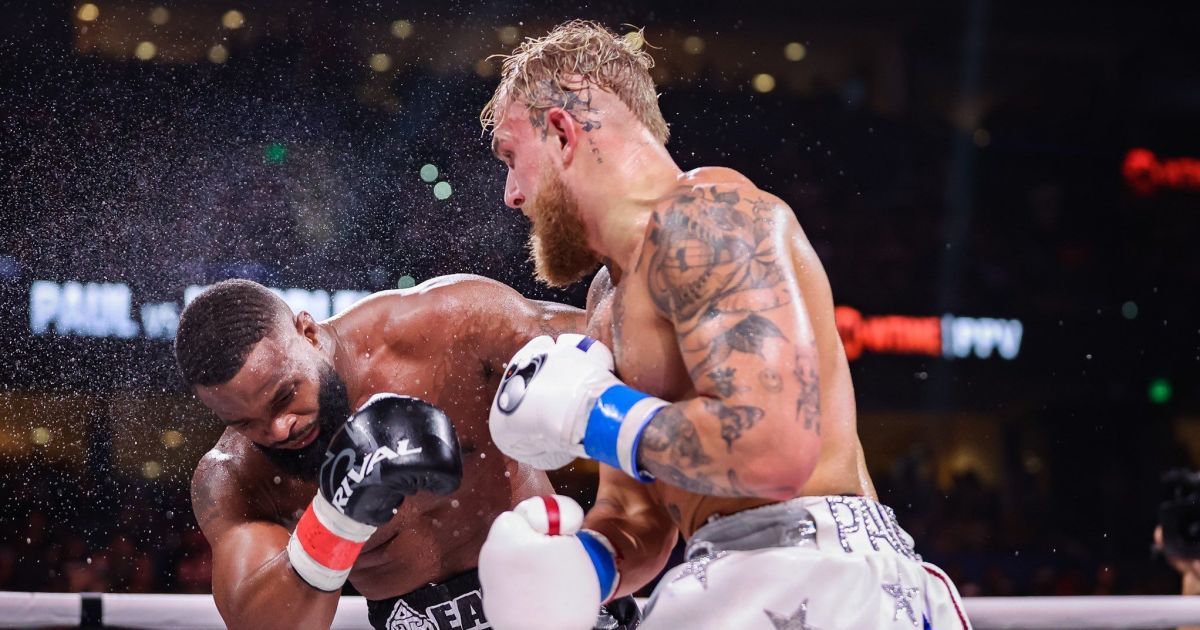 Лицом на канвас: популярный блогер наглухо вырубил экс-чемпиона UFC (видео)