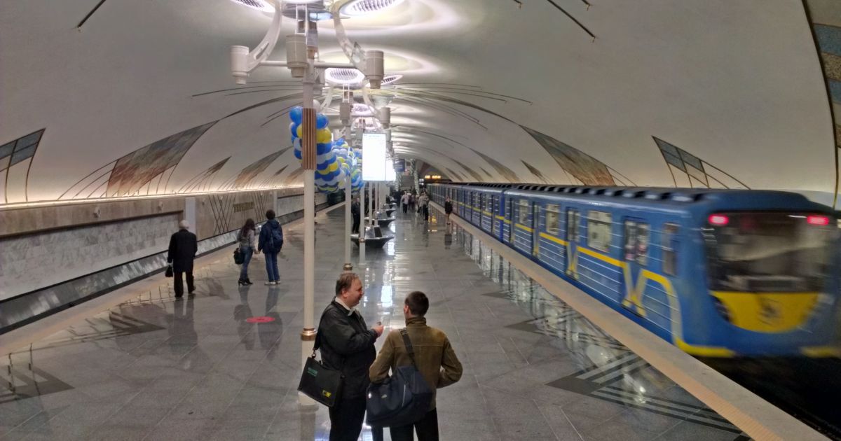 У Києві чоловік зліз на колії метро і затримав рух потягів: чим все закінчилося