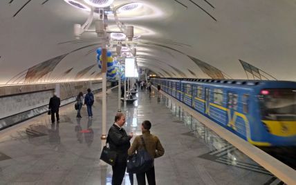 У Києві чоловік зліз на колії метро і затримав рух потягів: чим все закінчилося