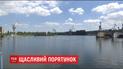 Дельфін, який заплив із моря в річку Інгул, зміг випливти до моря