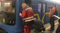 "Тело разорвало пополам": человек, попавший под поезд в Киевском метро, умер