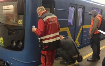 "Тело разорвало пополам": человек, попавший под поезд в Киевском метро, умер