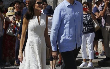 В белом платье с небольшим вырезом на декольте: королева Летиция с мужем на прогулке по Старой Гаване