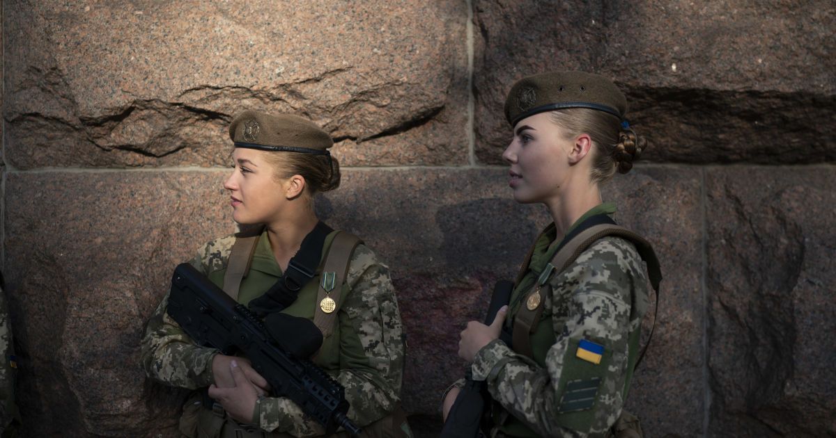 Женщины-военные.