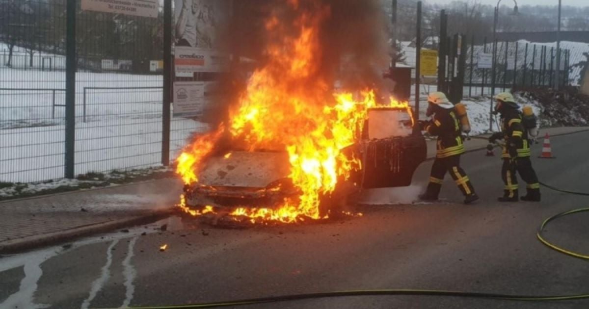 В Германии полностью сгорел автомобиль после того, как владелец перепутал топливо