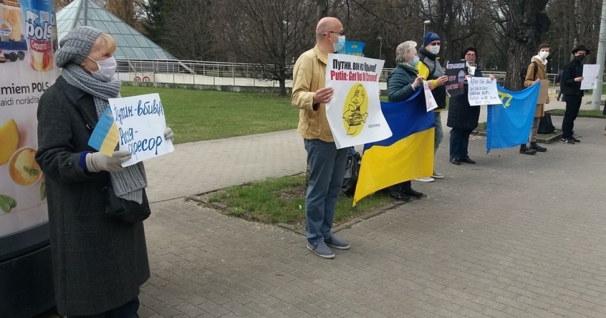 пікет посольства РФ у Латвії_2 / © Укрінформ