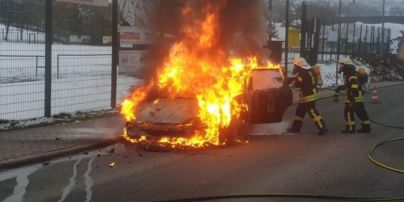 В Германии полностью сгорел автомобиль после того, как владелец перепутал топливо