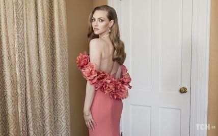 В коралловом платье от Oscar De La Renta: Аманда Сейфрид очаровала роскошным образом