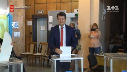 Руководитель партии "Слуга народа" Дмитрий Разумков проголосовал на выборах в Раду