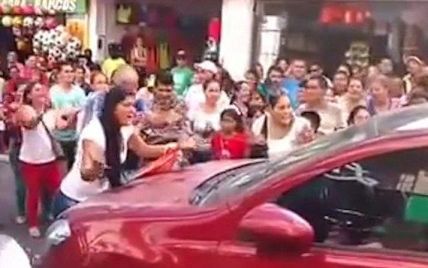 Колумбійка перекрила рух транспорту, побачивши чоловіка в авто з коханкою