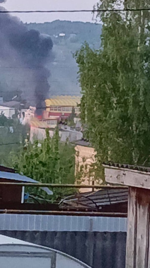 Дроны массированно атаковали завод в Орловской области РФ (фото, видео)
