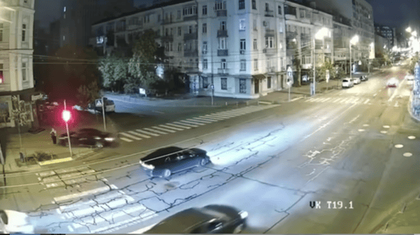 В Киеве работник прокуратуры сбил женщину на пешеходной зоне (видео)