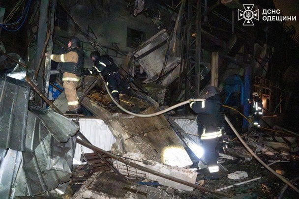 Рятувальники на місці атаки / © ДСНС