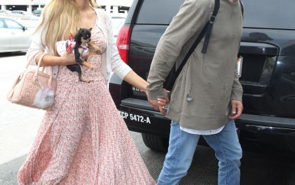 В цветочном платье и с собачкой: Пэрис Хилтон с бойфрендом подловили в аэропорту