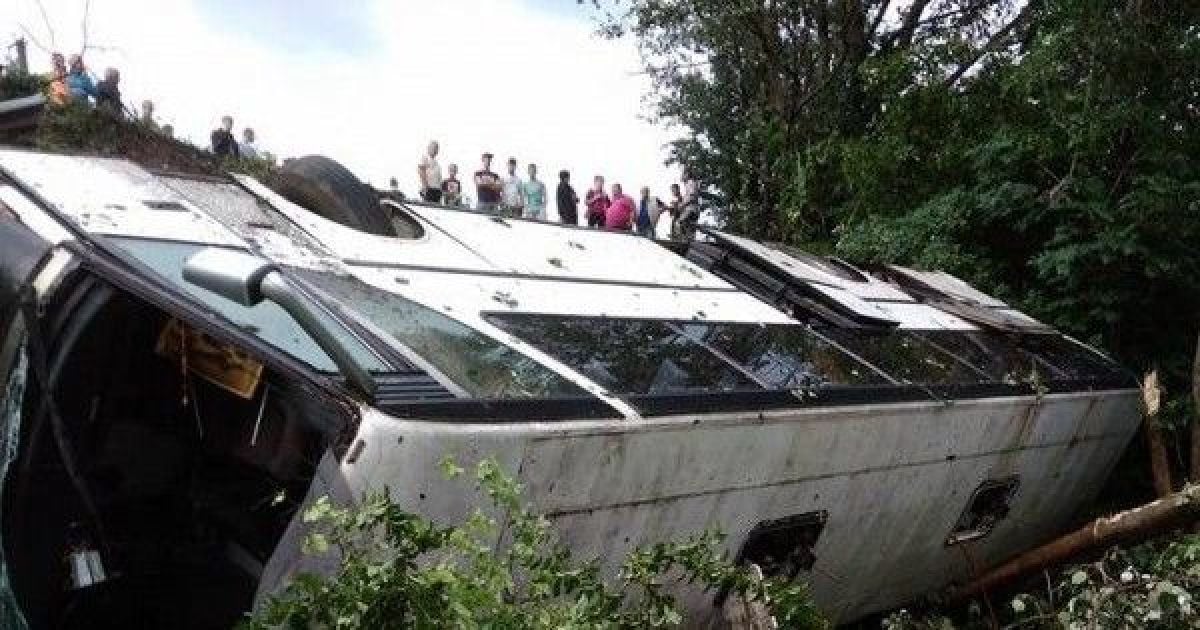 Замість моря – на той світ. На Тернопільщині дорогою на курорт злетів в урвище автобус з 45 людьми
