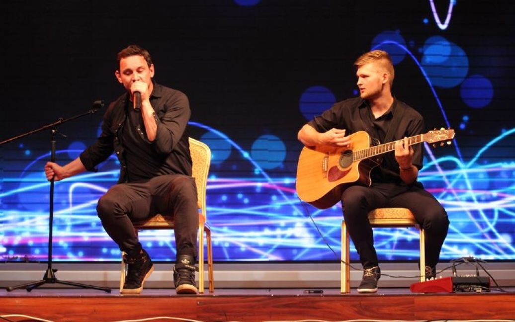 Валерий Харчишин сыграл на сцене вместе со своим фаном / © 