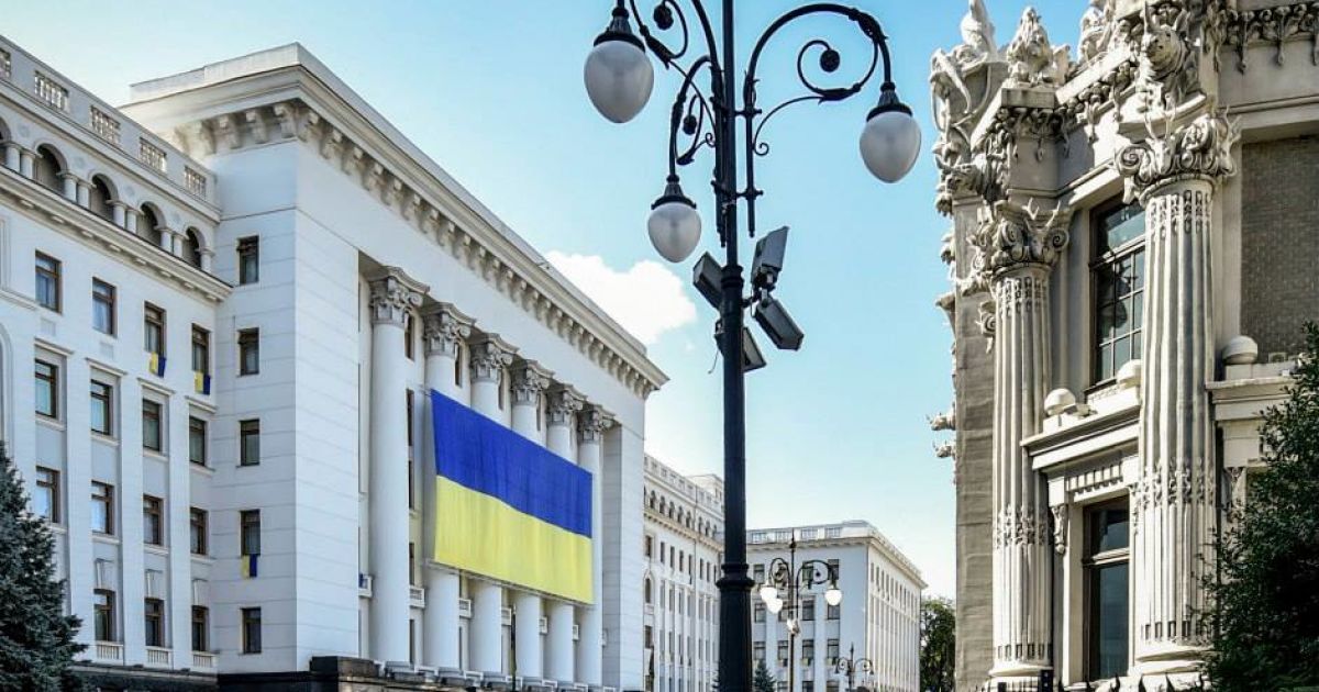 АП украсили огромным флагом / © Facebook / Петр Порошенко