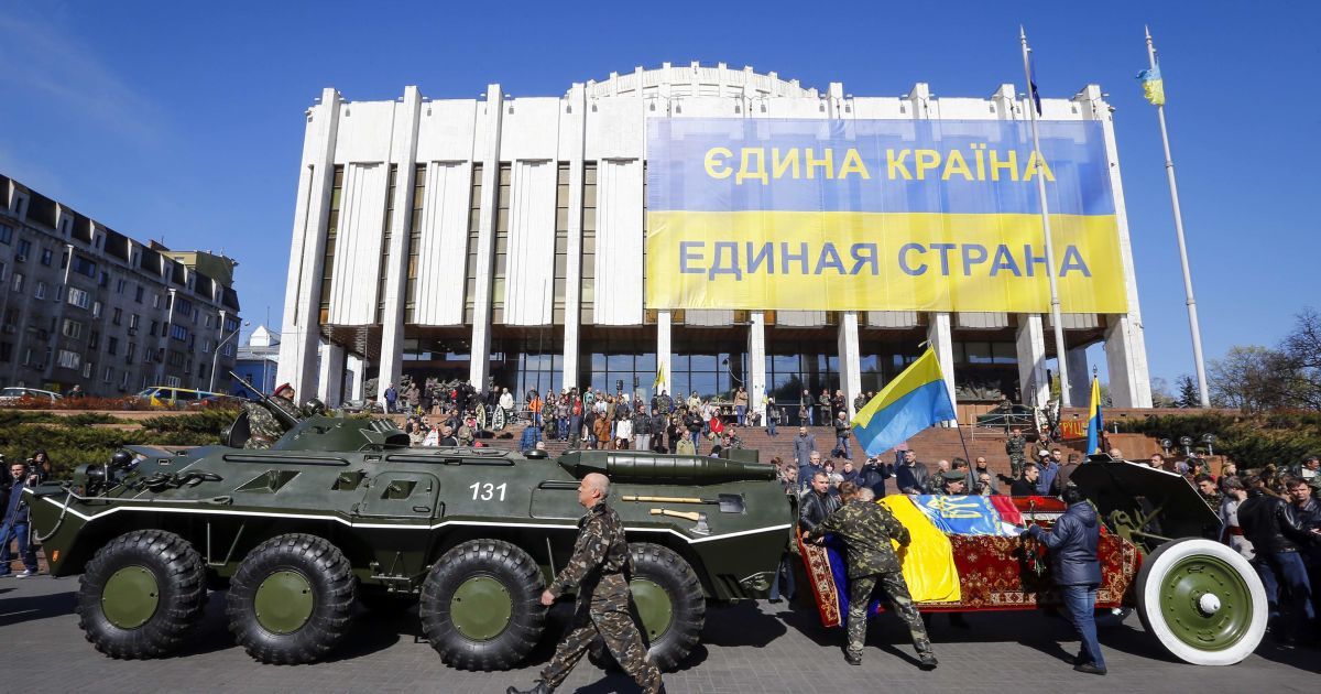 Украинцы продолжают сдавать оружие в милицию