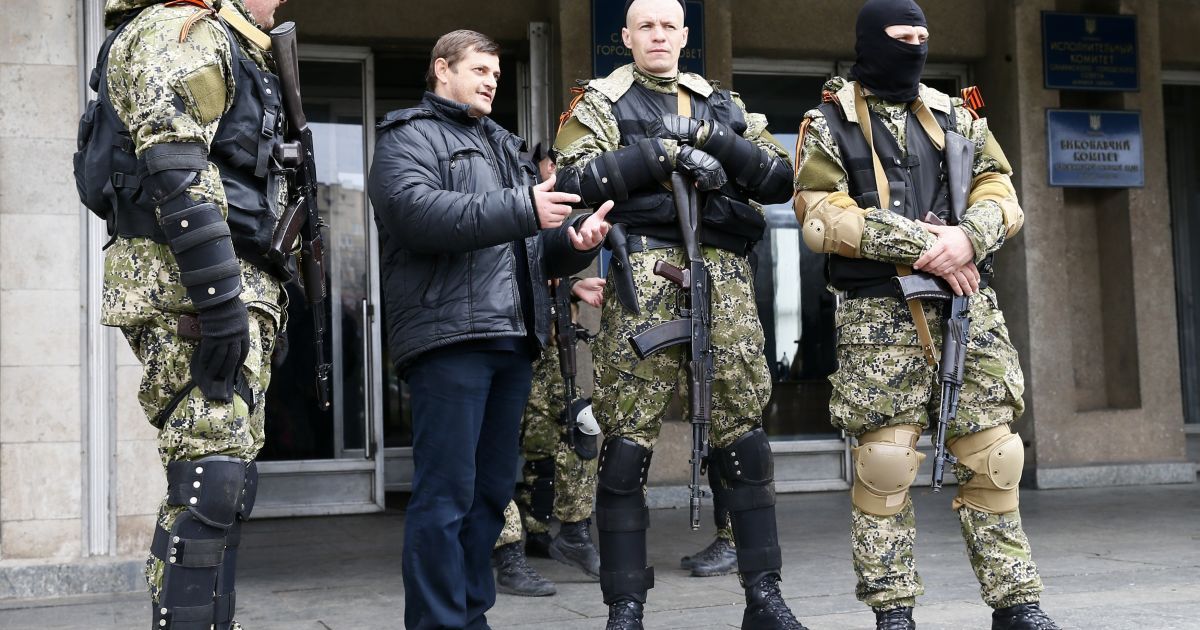 Боевики держат в руках автоматы