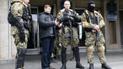 Пророссийские сепаратисты охраняют вход в горсовет в Славянске Донецкой области