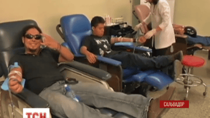 В Сальвадоре раздали билеты на концерт известной рок-группы Iron Maiden в обмен на кровь