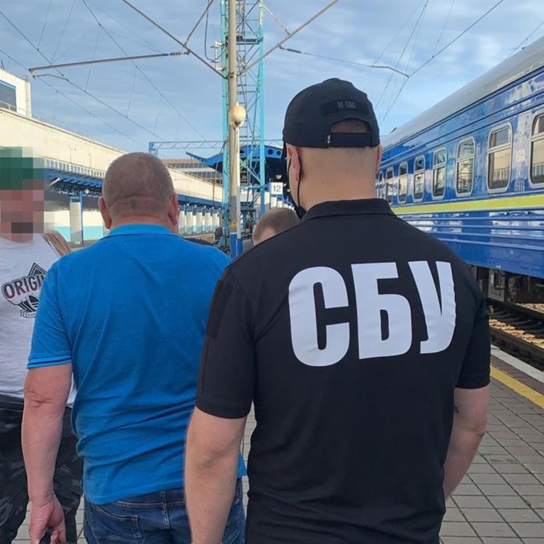 Ексчиновника "Укрзалізниці", який переховувався від слідства, СБУ затримала на вокзалі