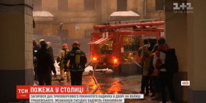 В центре столицы загорелась крыша трехэтажного заброшенного дома