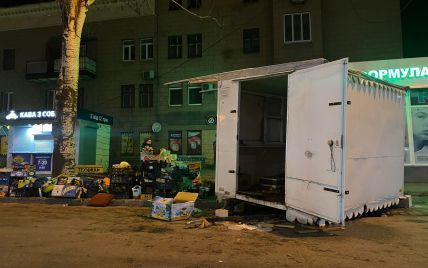 У Запоріжжі під час демонтажу незаконних кіосків їхні власники з молотком напали на підрядників (відео)