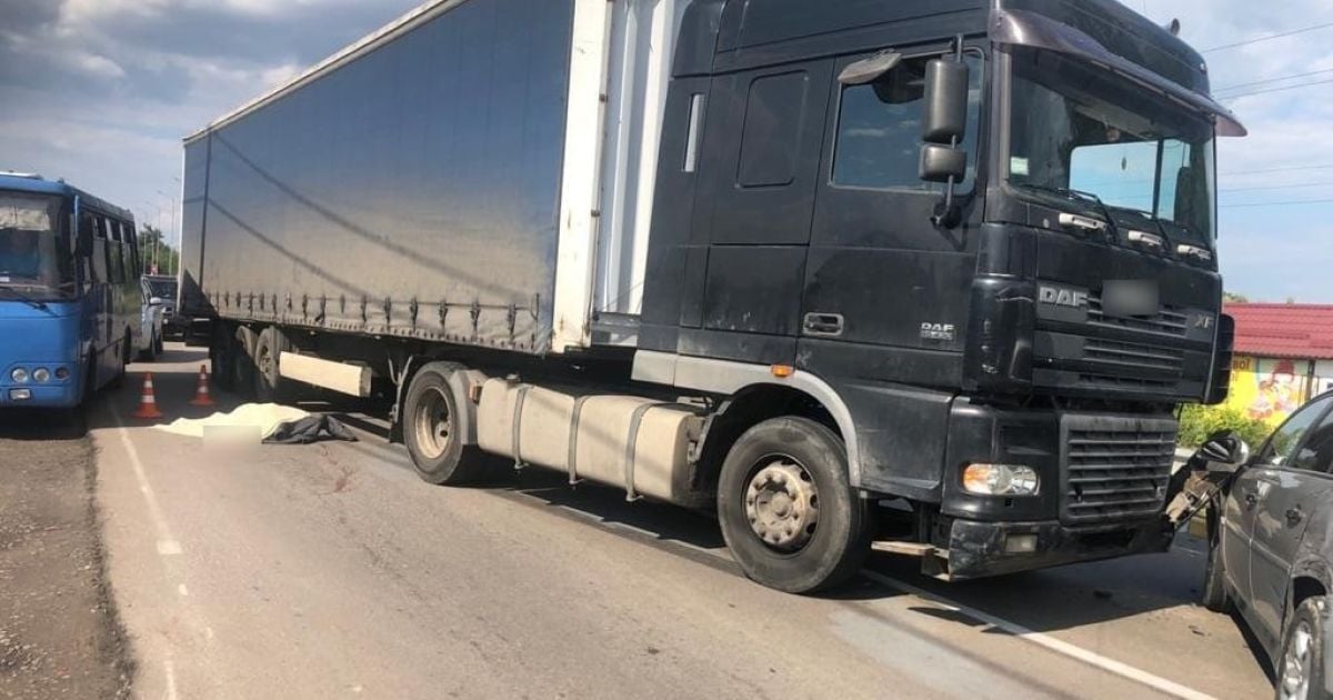 Під Києвом авто насмерть збило чоловіка з дитиною на зупинці